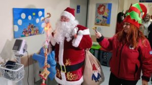 Στο Νοσοκομείο Βόλου ο Άγιος Βασίλης – Κατέβηκε με σχοινιά και μοίρασε δώρα στην Παιδιατρική Κλινική (βίντεο+φωτογραφίες)