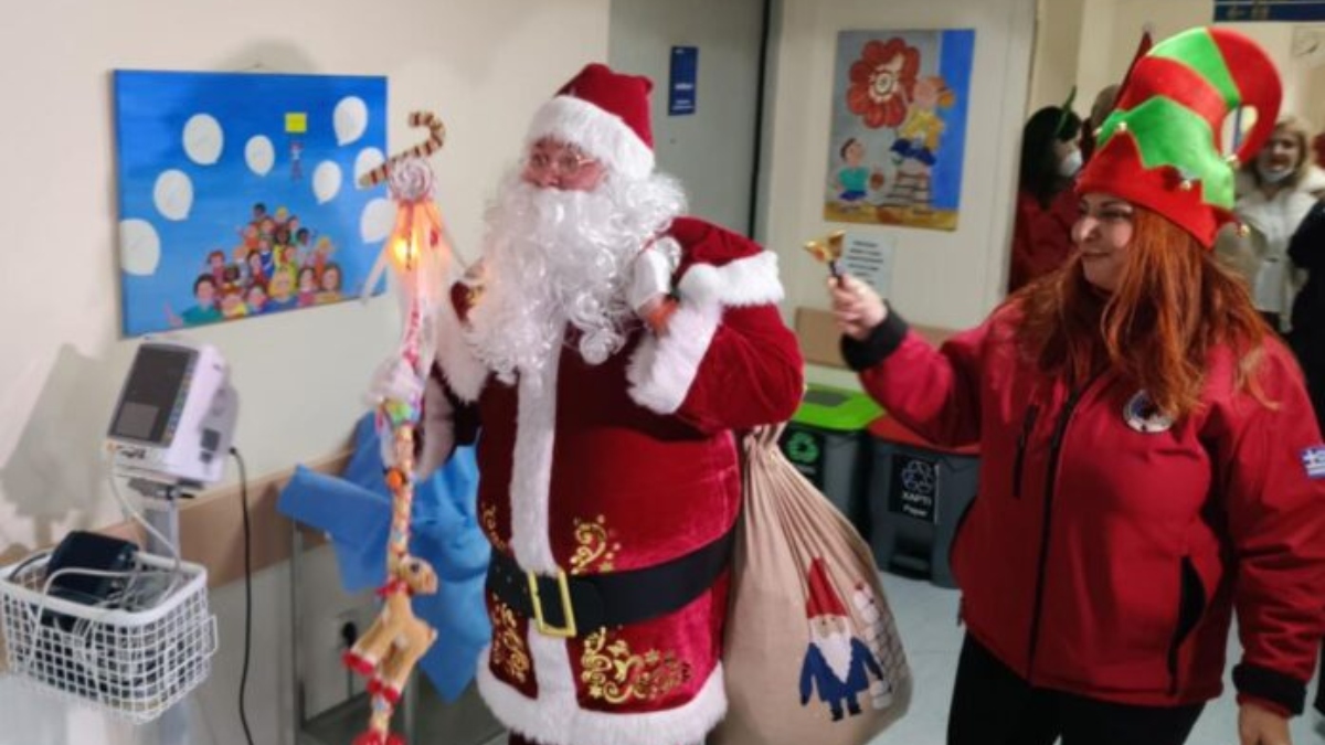 Στο Νοσοκομείο Βόλου ο Άγιος Βασίλης – Κατέβηκε με σχοινιά και μοίρασε δώρα στην Παιδιατρική Κλινική (βίντεο+φωτογραφίες)