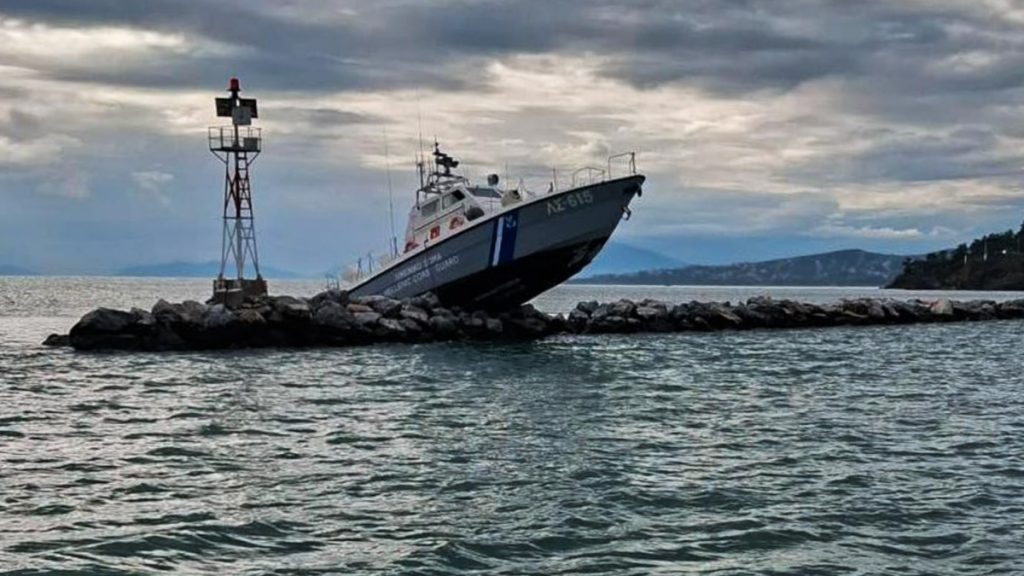 Σκάφος του Λιμενικού έπεσε σε βράχια στην είσοδο του λιμανιού του Βόλου