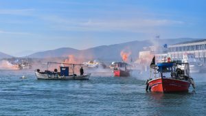 Ψαράδες απέκλεισαν τον λιμάνι του Βόλου – Δείτε εικόνες και βίντεο