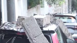 Βουλιαγμένη: Μαντρότοιχος έπεσε και καταπλάκωσε παρκαρισμένο ΙΧ (βίντεο)