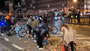 Βρυξέλλες: Περαστικοί μαζεύουν πατάτες από το δρόμο μετά τις αγροτικές κινητοποιήσεις (βίντεο)