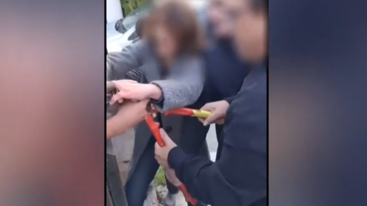 Χαλάνδρι: «Ο καθηγητής έπιασε τα δάχτυλα του παιδιού μου με τον κόφτη και χαμογέλαγε» καταγγέλλει ο πατέρας του 17χρονου