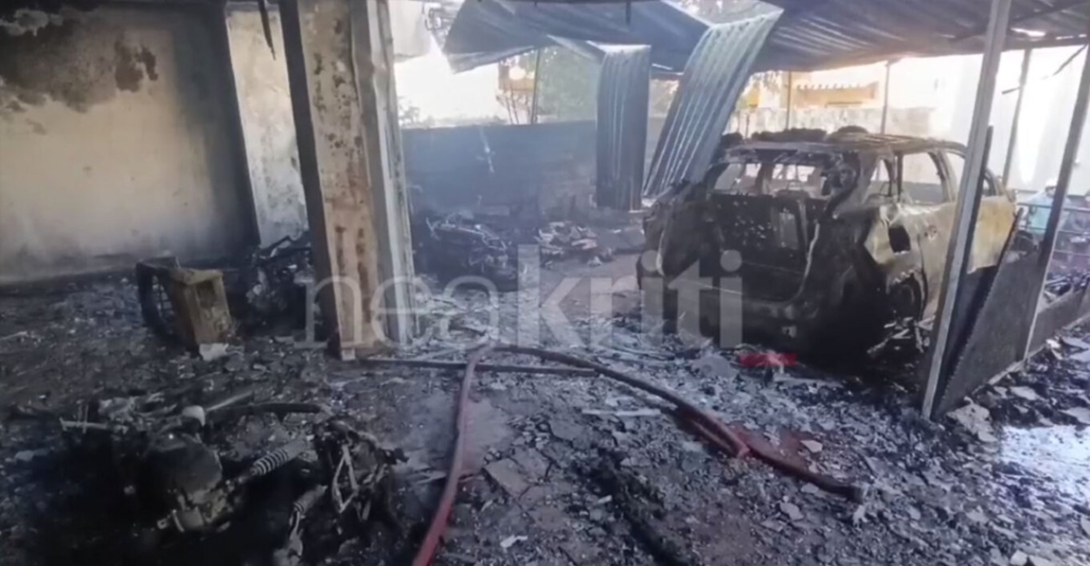 Χανιά: Φωτιά ξέσπασε σε πυλωτή πολυκατοικίας – Κάηκαν ένα αυτοκίνητο και τέσσερις μηχανές (Βίντεο)