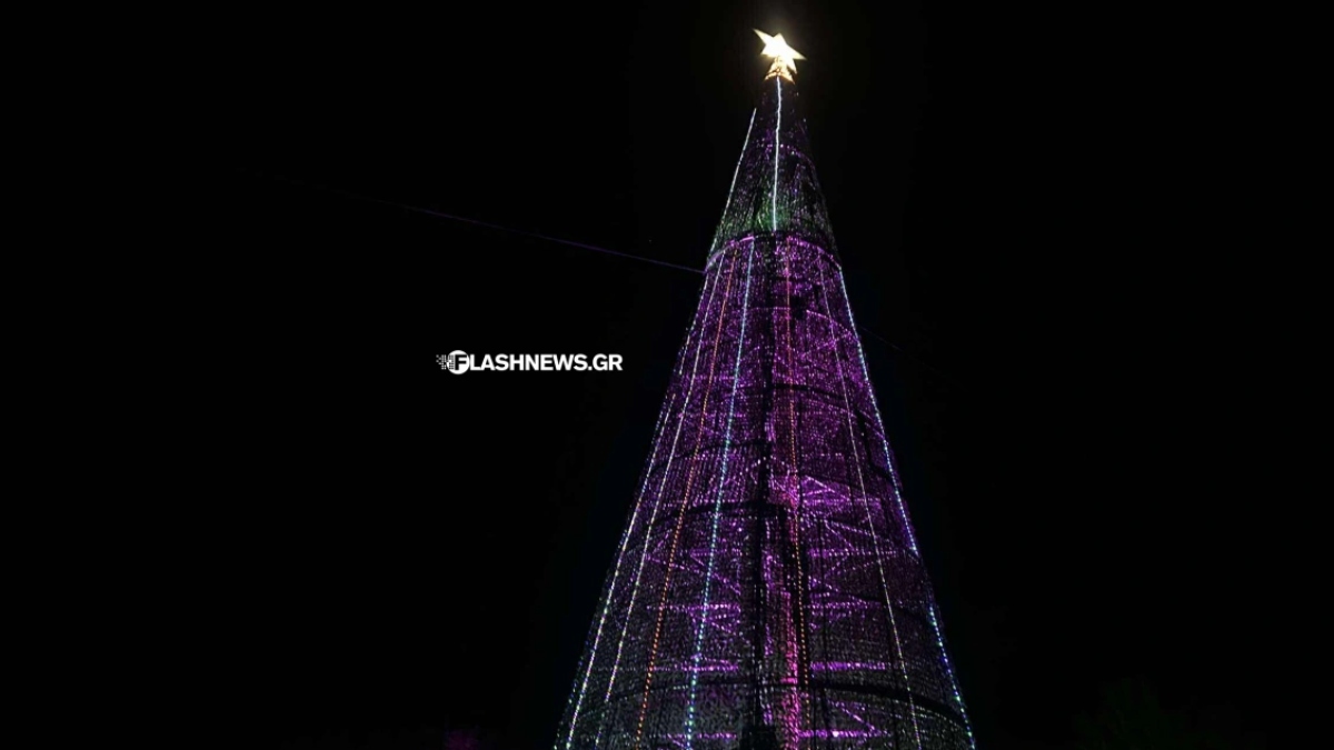 Χανιά: Φωταγωγήθηκε ένα από τα ψηλότερα χριστουγεννιάτικα δέντρα (βίντεο)