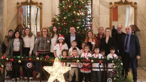 Μαθητές, σύλλογοι και ενώσεις έψαλλαν τα χριστουγεννιάτικα κάλαντα στον Χάρη Δούκα