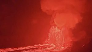 Χαβάη: Το ηφαίστειο Κιλαουέα εκτόξευσε λάβα έως 420 μέτρα (Βίντεο)