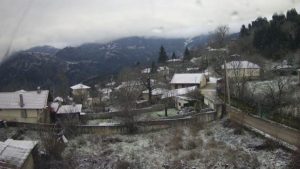 Χιονίζει στην Ιπποκράτειο Πολιτεία, στα λευκά Εύβοια, Φθιώτιδα, Φλώρινα και Χελμός – Οι πρώτες εικόνες με χιονισμένα τοπία (βίντεο)