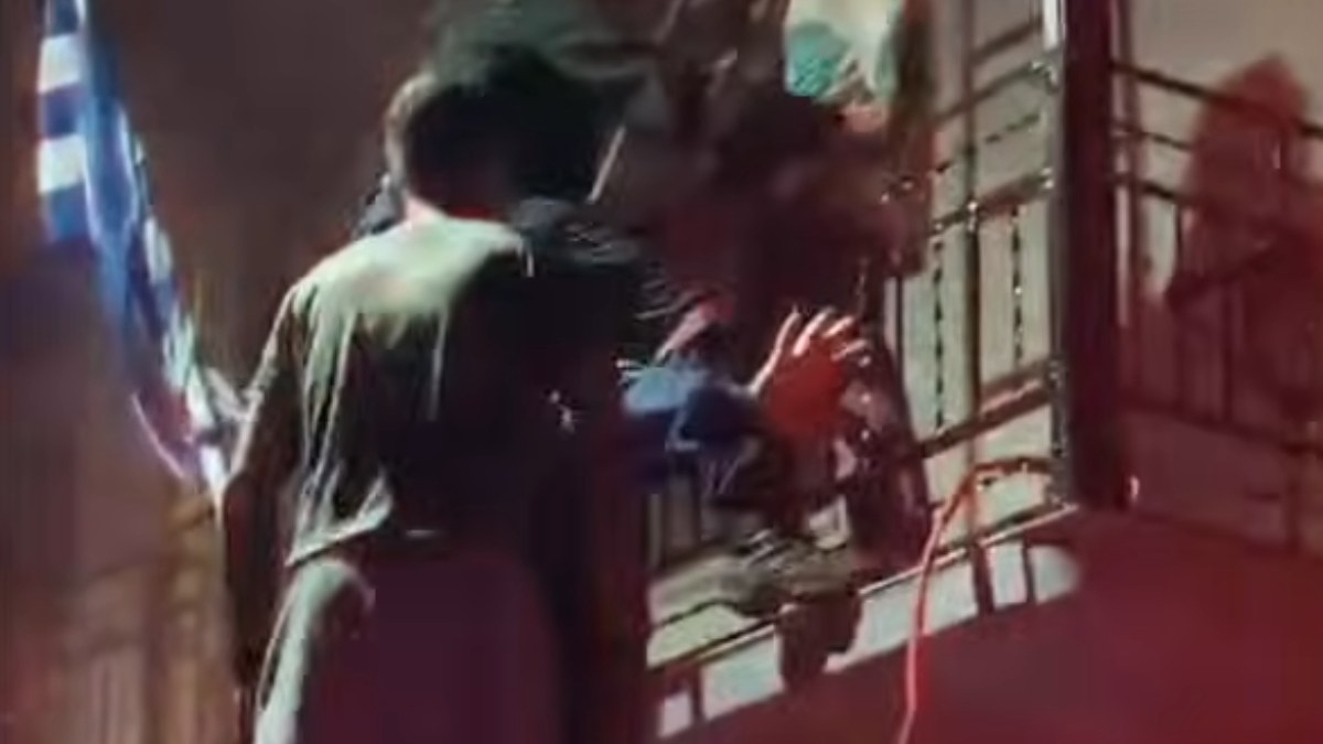 Δραματική διάσωση οικογένειας στη Χίο μετά από φωτιά σε σπίτι (βίντεο)