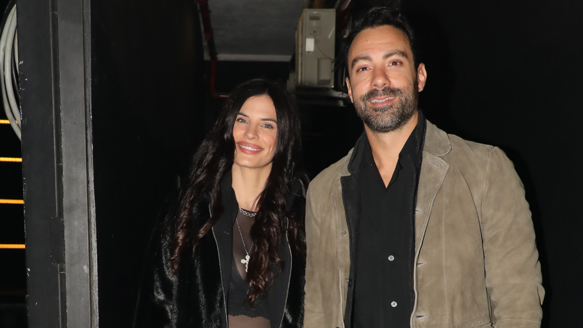 Χριστίνα Μπόμπα – Σάκης Τανιμανίδης: Στόλισαν το χριστουγεννιάτικο δέντρο στο σπίτι τους (pic)