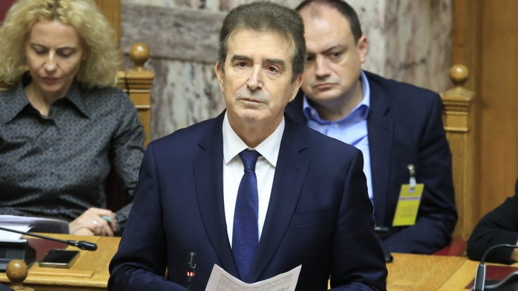 Βουλή: Κατατέθηκη η τροπολογία Χρυσοχοΐδη για την οπλοκατοχή και οπλοχρησία – Έρχεται αυστηρότερο πλαίσιο και βαριά πρόστιμα