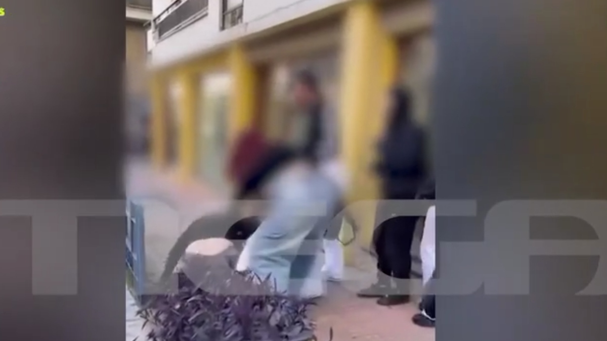 Λαμία: Άγριο ξύλο μεταξύ ανηλίκων στο κέντρο της πόλης – Τραυματίστηκε μητέρα που πήγε να τις χωρίσει (Bίντεο)