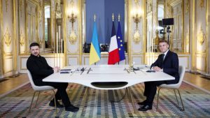 Βολοντίμιρ Ζελένσκι: Στο τραπέζι οι «κόκκινες γραμμές» – Η συνάντηση με τον Μακρόν και η τηλεφωνική συνομιλία με άλλους ηγέτες