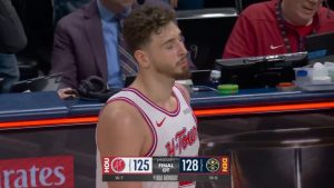 Αποτελέσματα NBA: Νίκη στην παράταση για τους Νάγκετς κόντρα στους Ρόκετς – Τρομερό «μπρα ντε φερ» Γιόκιτς-Σενγκούν