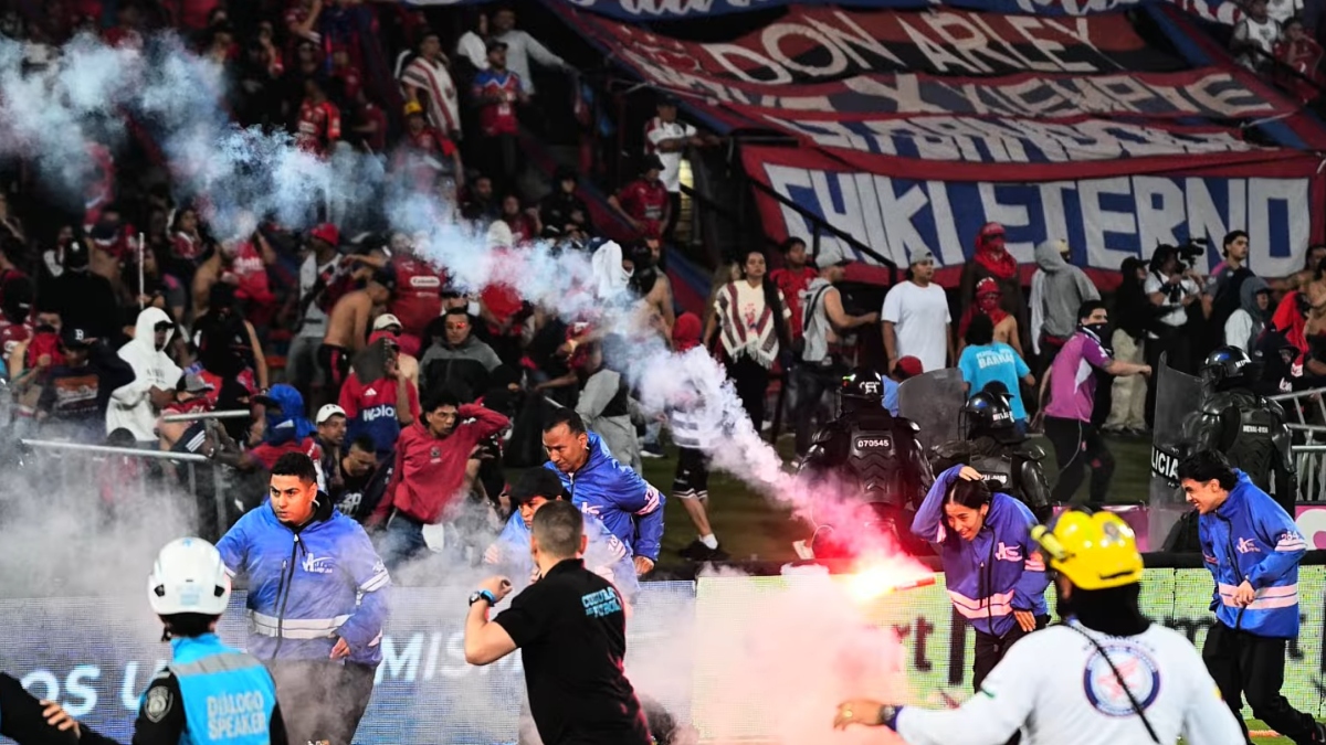 Πεδίο μάχης ο τελικός Κυπέλλου Κολομβίας – Οργανωμένοι οπαδοί πιάστηκαν στα χέρια (βίντεο)