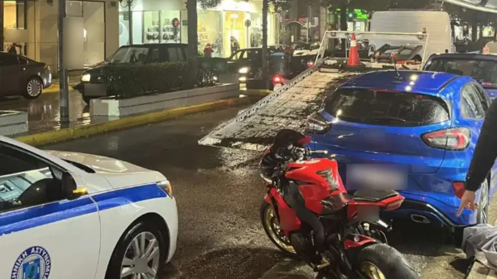 Ταυτοποιήθηκε 22χρονος που έκανε κόντρες με μηχανές κι ανέβαζε βίντεο στα social media – Δεν είχε δίπλωμα (Βίντεο)