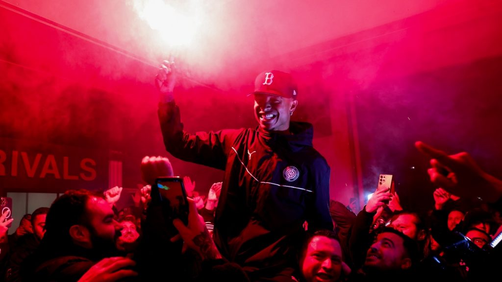 ΟΦΗ: «Πάρτι» στο αεροδρόμιο του Ηρακλείου στην υποδοχή των παικτών μετα την πρόκριση στους «4» του Κυπέλλου Ελλάδος