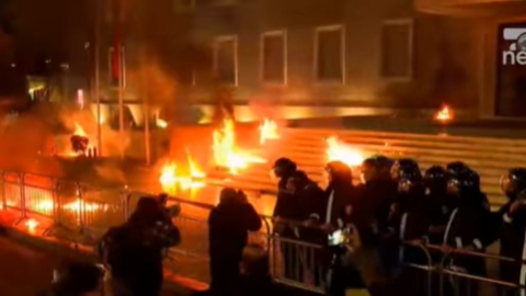 Αλβανία: Σοβαρά επεισόδια σε αντικυβερνητική διαδήλωση έξω από το γραφείο του Ράμα – Μολότοφ και χρήση χημικών (Βίντεο)