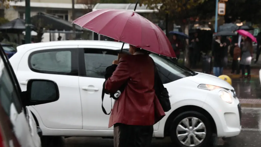 Καιρός: Καταιγίδες το Σαββατοκύριακο, ηλιοφάνεια και άνεμοι την Καθαρά Δευτέρα