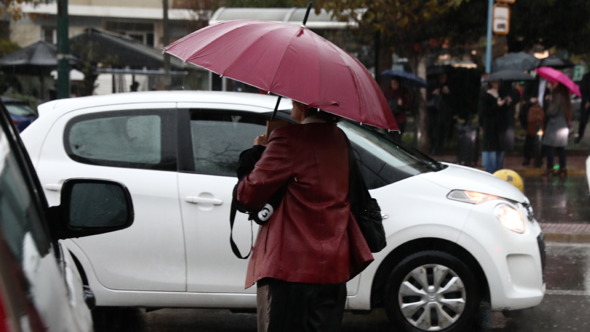 Καιρός: Πού επιμένουν σήμερα οι βροχές και οι καταιγίδες – Νέα σοβαρή επιδείνωση το Σαββατοκύριακο