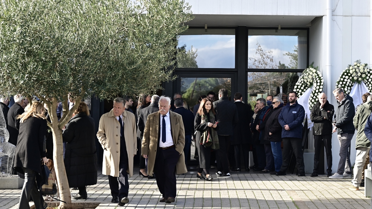 Γιώργος Παπαδάκης: Η Ελλάδα αποχαιρέτησε τον “πατριάρχη” της πρωινής ζώνης – Πλήθος κόσμου στο Αποτεφρωτήριο Ριτσώνας (Εικόνες)