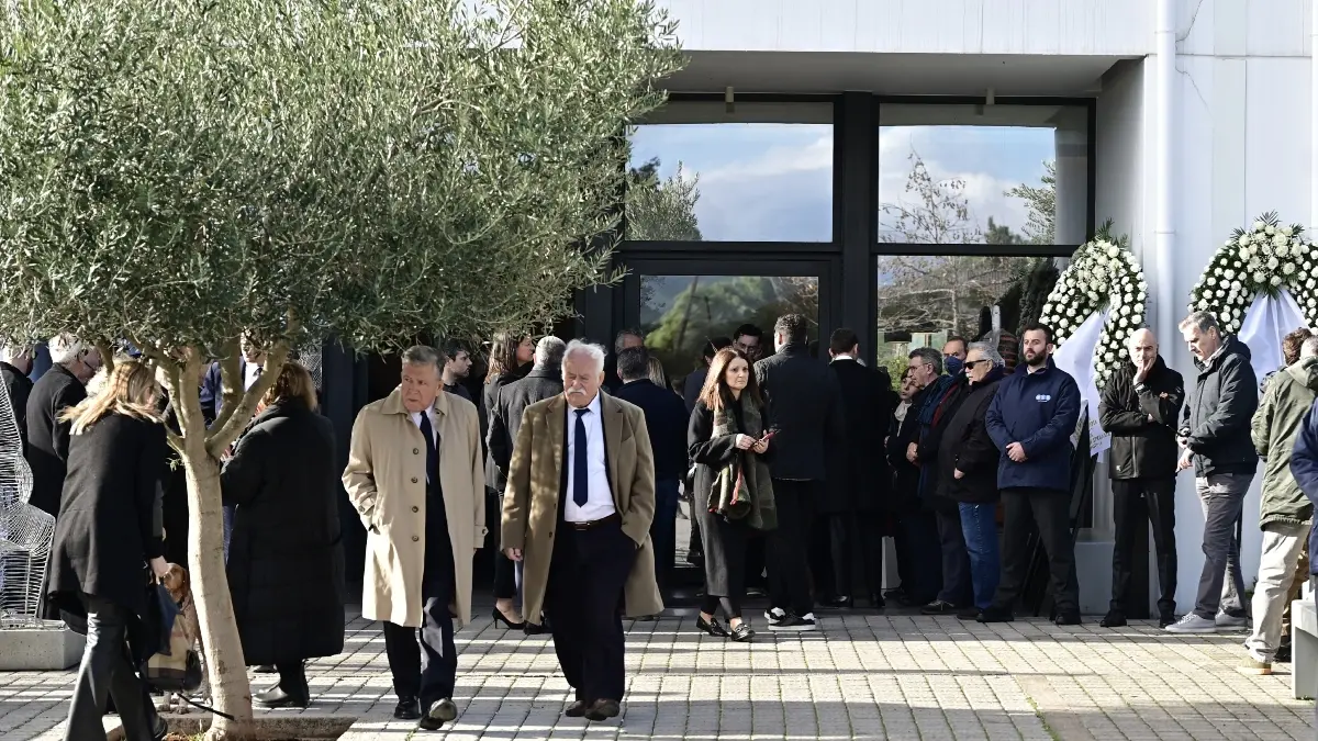 Γιώργος Παπαδάκης: Η Ελλάδα αποχαιρέτησε τον “πατριάρχη” της πρωινής ζώνης – Πλήθος κόσμου στο Αποτεφρωτήριο Ριτσώνας (Εικόνες)