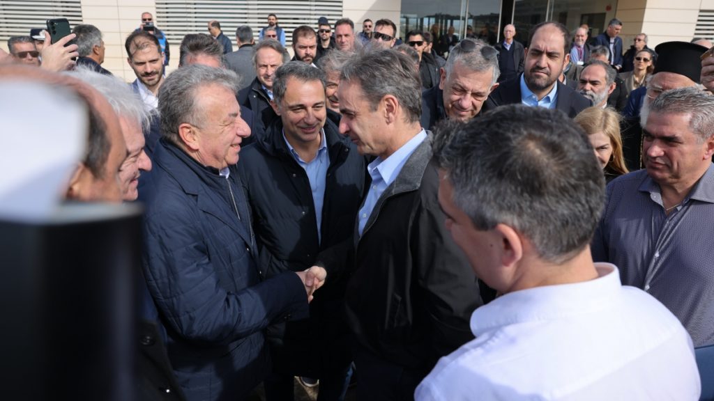 Στο εργοτάξιο του αεροδρομίου στο Καστέλλι ο Μητσοτάκης: “Λύνουμε εκκρεμότητες και θωρακίζουμε την Κρήτη” (βίντεο)