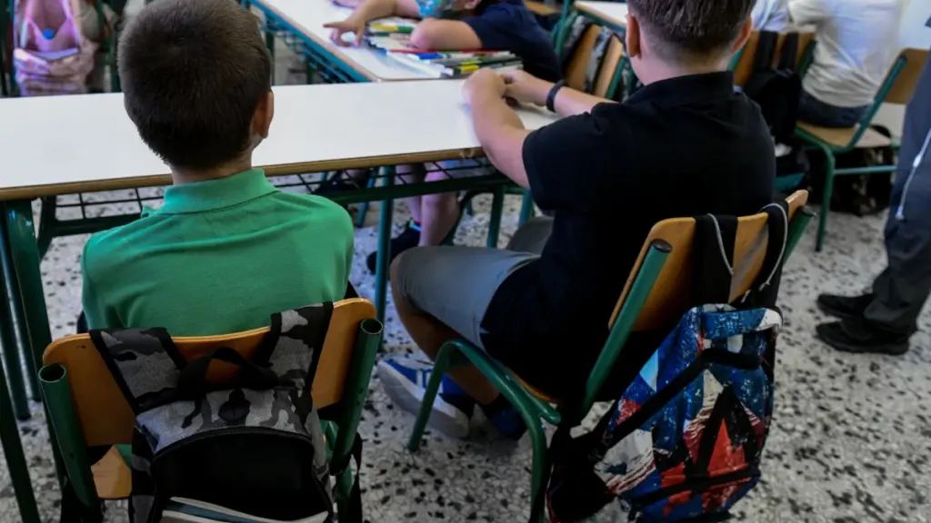 “Πονοκέφαλος” για τους γονείς η επιστροφή των παιδιών στο σχολείο – Ανησυχία για το εκρηκτικό κοκτέιλ γρίπης, RSV και άλλων ιών