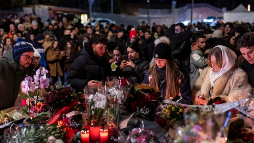 Κραν Μοντανά: Αυτοσχέδιο μνημείο και αγρυπνία για τους νεκρούς του μοιραίου ρεβεγιόν – “Θα μπορούσε να ήταν ο γιος μου” (βίντεο)