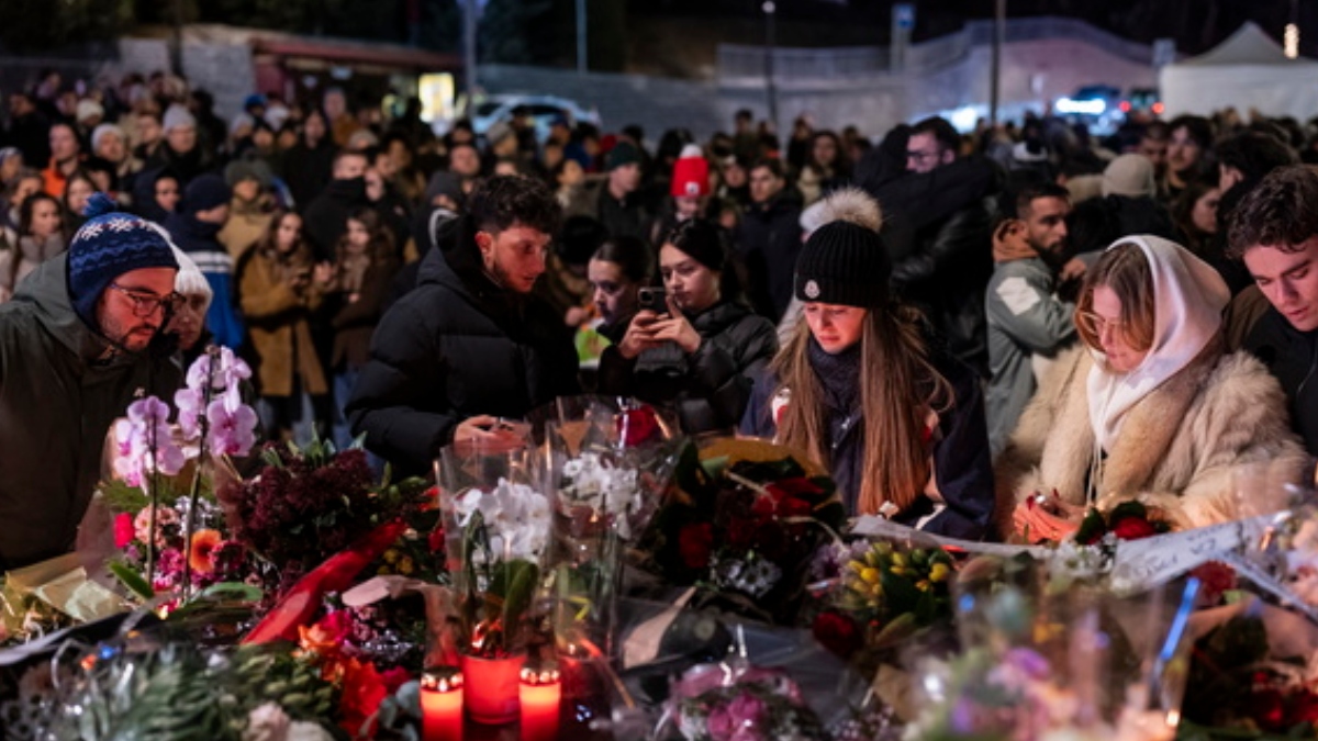 Κραν Μοντανά: Αυτοσχέδιο μνημείο και αγρυπνία για τους νεκρούς του μοιραίου ρεβεγιόν – “Θα μπορούσε να ήταν ο γιος μου” (βίντεο)