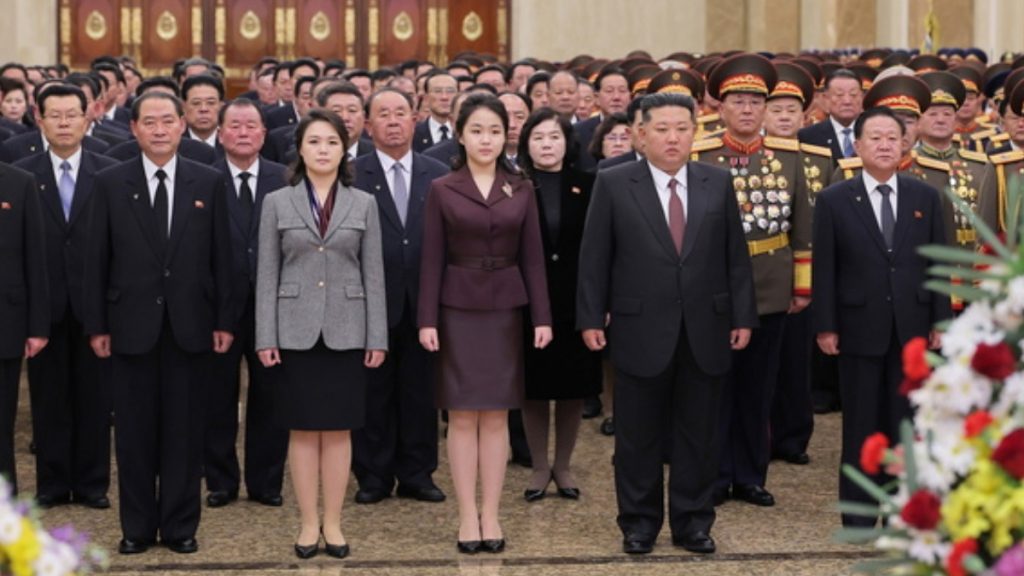 Βόρεια Κορέα: Πρώτη επίσκεψη της έφηβης κόρη του Κιμ στο οικογενειακό μαυσωλείο – “Φουντώνουν” οι φήμες διαδοχής