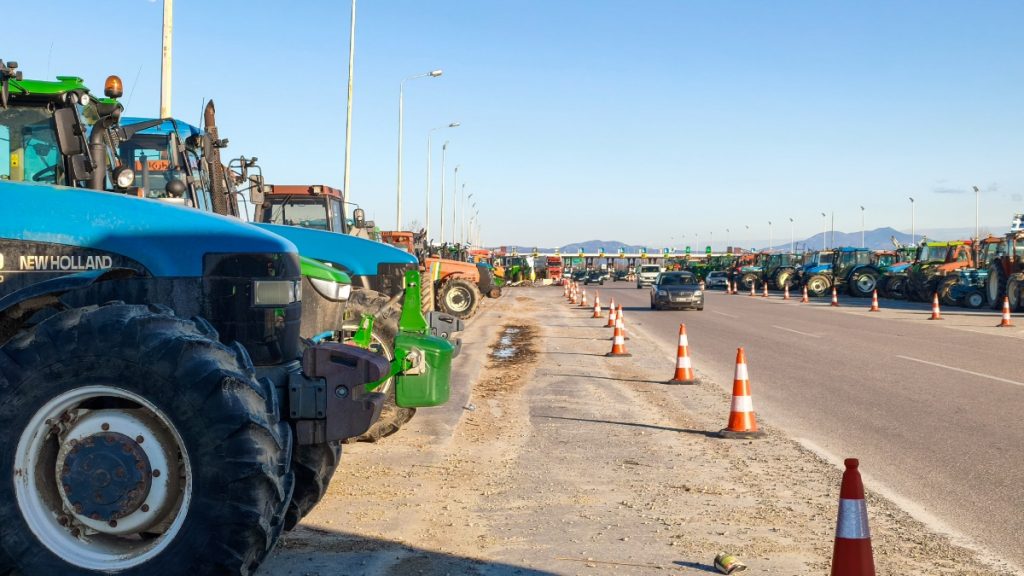 Αγρότες: Παραμένουν στα μπλόκα με το βλέμμα στην πανελλαδική σύσκεψη – Εισηγήσεις για κλιμάκωση των κινητοποιήσεων