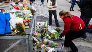 Κραν Μοντανά: Δάκρυα και απελπισία έξω από το μπαρ του θανάτου – Ψάχνουν τα παιδιά τους σε νοσοκομεία ή νεκροτομεία (βίντεο)