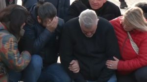 Κραν Μοντανά: Δάκρυα και απελπισία έξω από το μπαρ του θανάτου – Ψάχνουν τα παιδιά τους σε νοσοκομεία ή νεκροτομεία (βίντεο)