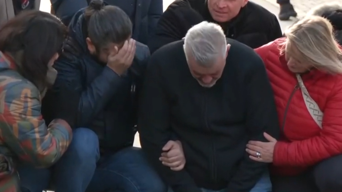 Κραν Μοντανά: Δάκρυα και απελπισία έξω από το μπαρ του θανάτου – Ψάχνουν τα παιδιά τους σε νοσοκομεία ή νεκροτομεία (βίντεο)