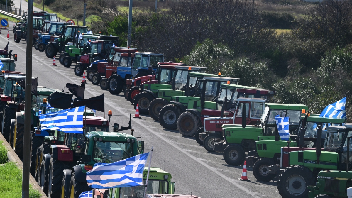 Αποφασισμένοι για όλα οι αγρότες: Κλειστή η Αθηνών – Λαμίας για 4 μέρες, αποκλεισμένη η γέφυρα Χαλκίδας – Μπλόκο στα τελωνεία