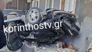 Κορινθία: Απίστευτο τροχαίο στα Εξαμίλια – Αυτοκίνητο κατέληξε σε σπίτι, 2 σοβαρά τραυματίες (βίντεο)