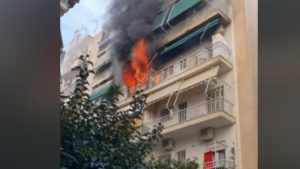Νέα Σμύρνη: Μεγάλη φωτιά σε διαμέρισμα – Οι πυροσβέστες απεγκλώβισαν άτομο από την ταράτσα (βίντεο)