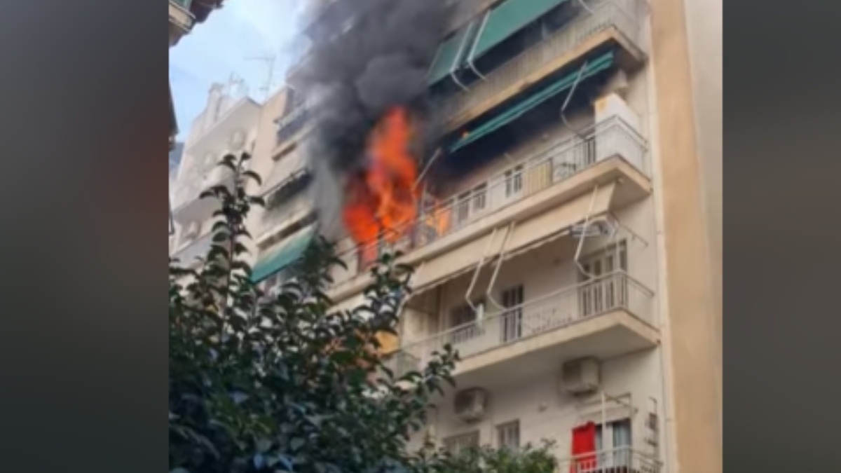 Νέα Σμύρνη: Μεγάλη φωτιά σε διαμέρισμα – Οι πυροσβέστες απεγκλώβισαν άτομο από την ταράτσα (βίντεο)