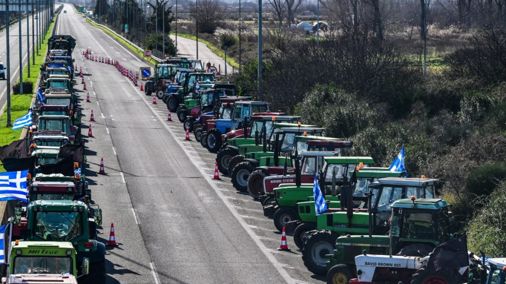 Μπαράζ αποκλεισμών από τους αγρότες: Έκλεισαν εθνικές οδούς, σήραγγες Τεμπών και τελωνεία – Ο “χάρτης” των μπλόκων