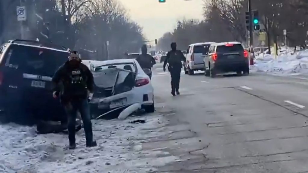 Μινεάπολη: Εξοργίζει το βίντεο με τον πράκτορα της ICE μετά την εν ψυχρώ δολοφονία της 37χρονης – Απομακρύνθηκε ψύχραιμος