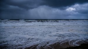 Καιρός σήμερα: Πέφτει η θερμοκρασία, επιμένουν οι ισχυροί άνεμοι στο Αιγαίο – Πού θα βρέξει