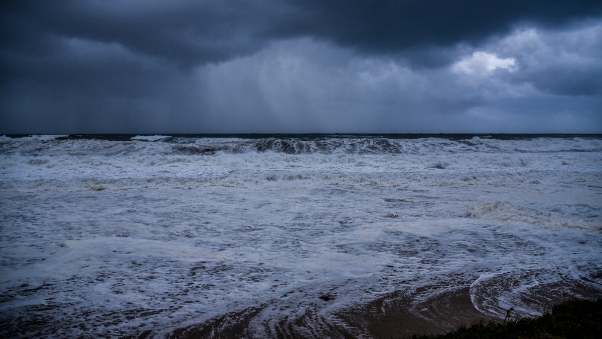 Καιρός σήμερα: Πέφτει η θερμοκρασία, επιμένουν οι ισχυροί άνεμοι στο Αιγαίο – Πού θα βρέξει