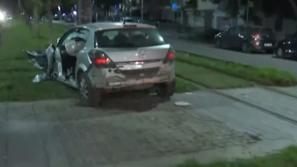 Νέα Σμύρνη: Αυτοκίνητο “καρφώθηκε” σε κολώνα του τραμ μετά από σύγκρουση με άλλο ΙΧ – Στο ΚΑΤ νεαρό ζευγάρι (βίντεο)