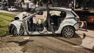 Νέα Σμύρνη: Αυτοκίνητο “καρφώθηκε” σε κολώνα του τραμ μετά από σύγκρουση με άλλο ΙΧ – Στο ΚΑΤ νεαρό ζευγάρι (Εικόνες)