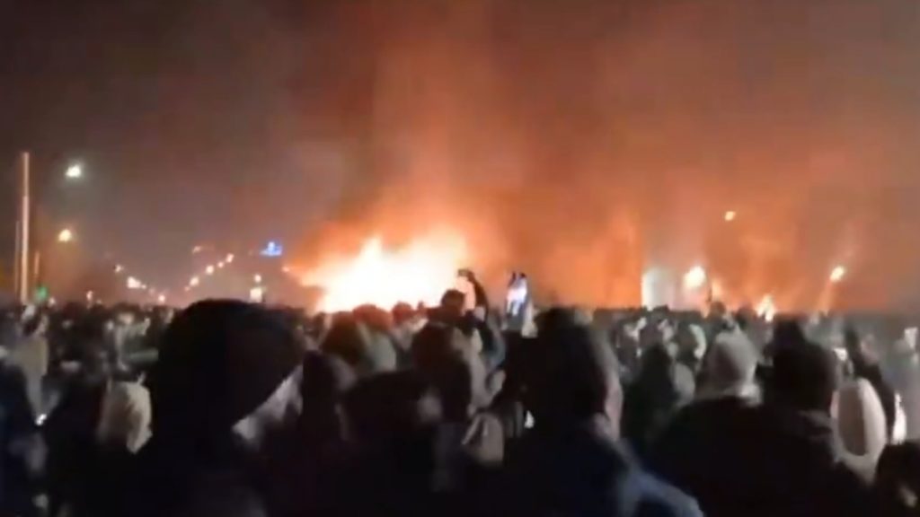 “Κόλαση” στο Ιράν με δεκάδες νεκρούς, γιγαντώνονται οι αντικυβερνητικές διαδηλώσεις – Με “σκληρό χτύπημα” απειλεί ο Τραμπ