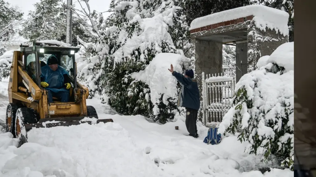 Καιρός αύριο: Θυελλώδεις άνεμοι, βροχές και χιόνια – Πού θα είναι πιο έντονα τα φαινόμενα