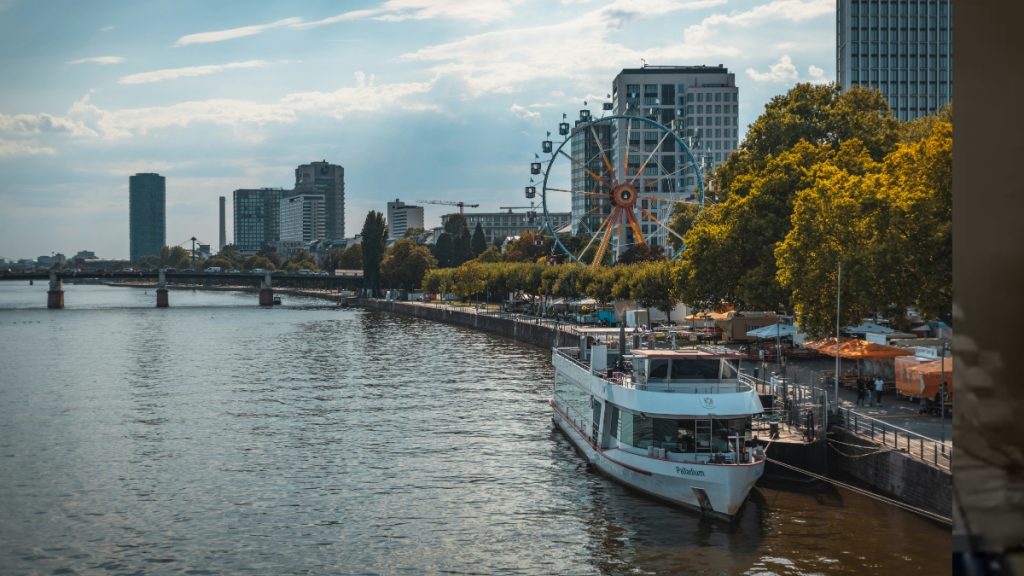 Έως και 4.700 τόνοι απορριμμάτων εισέρχονται κάθε χρόνο στον ποταμό Ρήνο