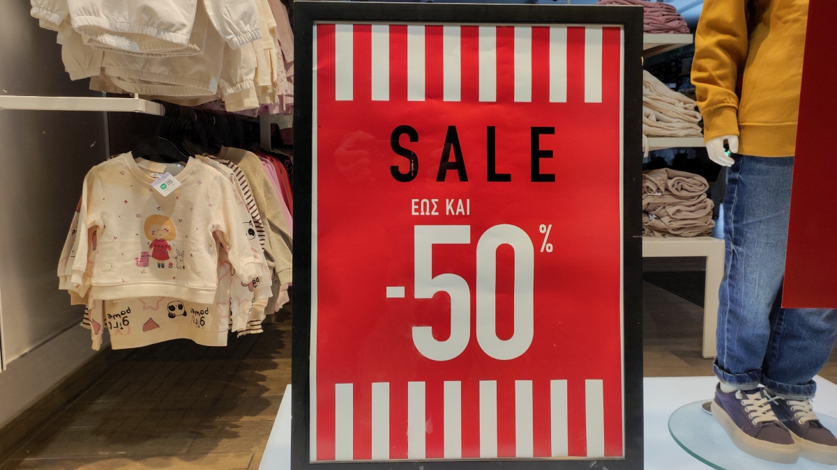 Πρεμιέρα σήμερα για τις χειμερινές εκπτώσεις 2026 – Ποιες Κυριακές θα είναι ανοιχτά τα καταστήματα