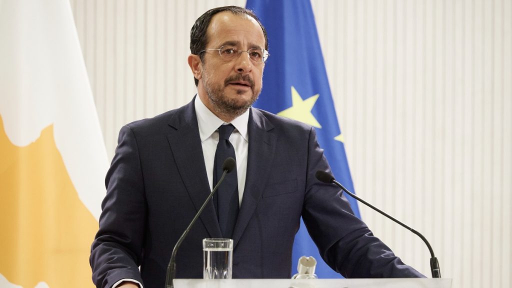 Κύπρος: Πολιτικός “σεισμός” και μπαράζ παραιτήσεων μετά το βίντεο με τις μίζες – “Έχω καθαρά χέρια” τονίζει ο Χριστοδουλίδης